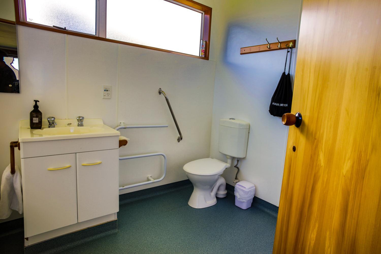 Bathroom 3, Nugget View Kaka Point Motels, Clutha