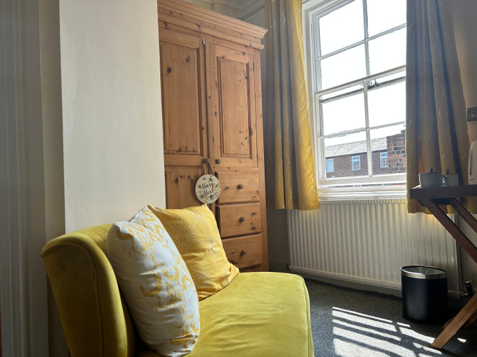 Others 5, Bay Horse, York