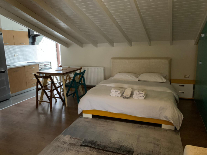 Guest House People, Korçës