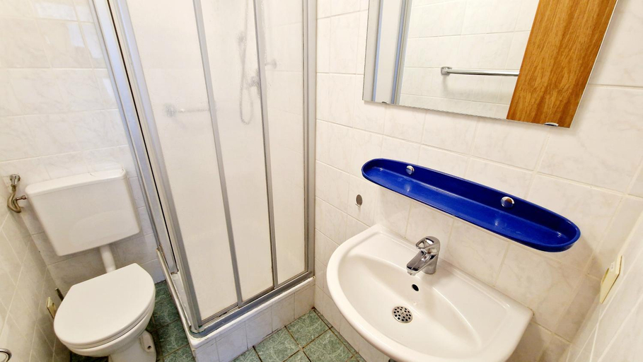 Bathroom 5, Zur Schonen Lau- Monteurzimmer, Alb-Donau-Kreis
