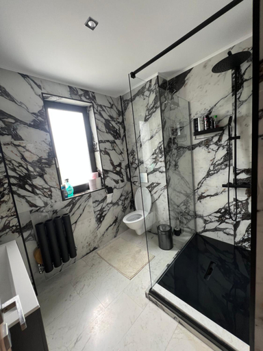 Bathroom 2, R&B Apartments, Predeal