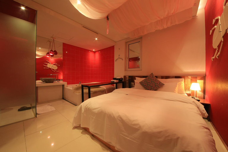 Bedroom 13