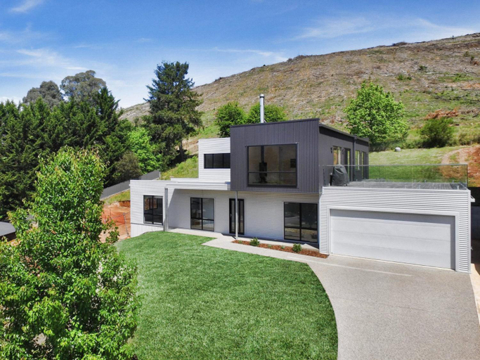 Balcony to Bogong - modern house ten minute stroll to town, Alpine - East