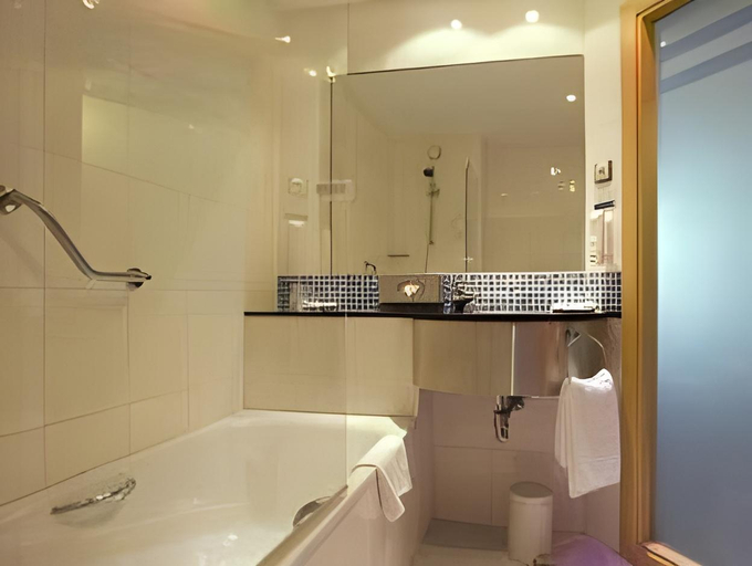 Bathroom 3, Hotel YIT Ciudad De Zaragoza, Zaragoza