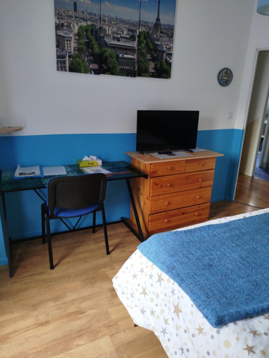 Others 5, Chambre jaune dans maison avec parking, Haute-Savoie