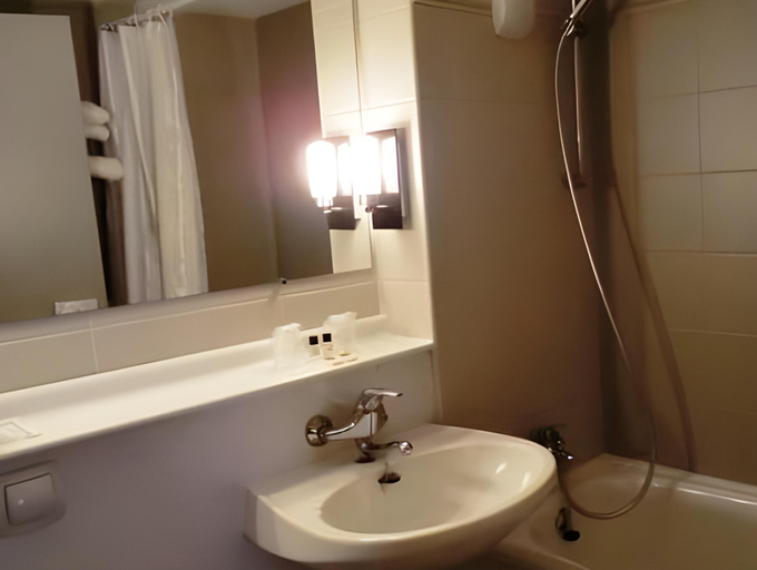 Bathroom 4, Hotel Inn Design & Restaurant Bourges, Cher