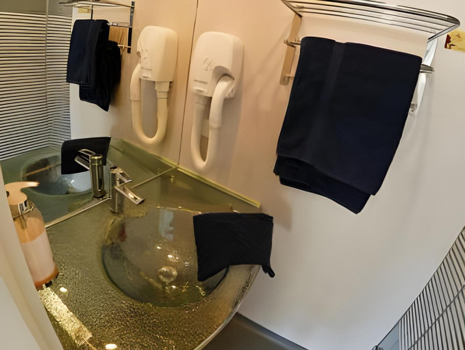 Bathroom 4, Hotel Le Cheval Blanc, Charente
