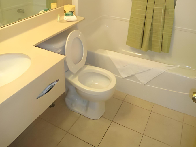 Bathroom 4, Super 8 by Wyndham Kingston, Frontenac