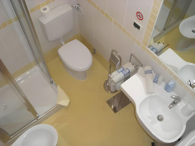 Bathroom 3, Hotel La Fontana, Trieste