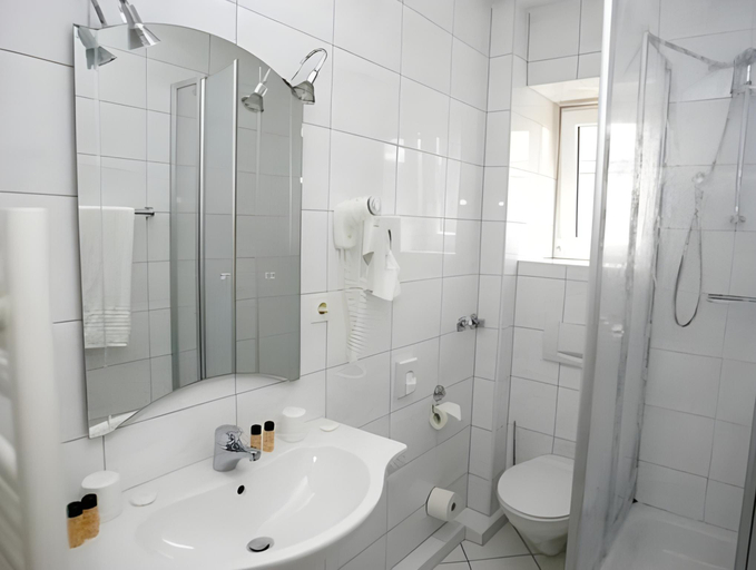 Bathroom 3, Hotel Zum Zeppelin Hamburg, Hamburg