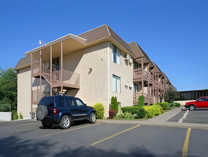 Exterior & Views 2, Days Inn & Suites by Wyndham Spokane, Spokane