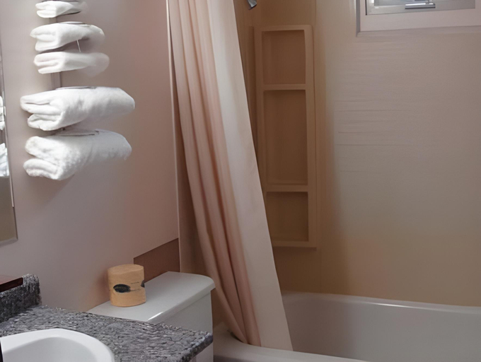 Bathroom 2, Fuller Lake Chemainus Motel, Cowichan Valley