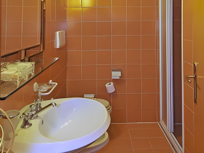Bathroom 5, Hotel Europa, Lucca