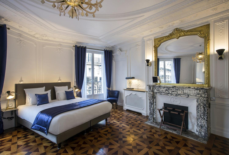 Others 4, Vestay George V, Paris