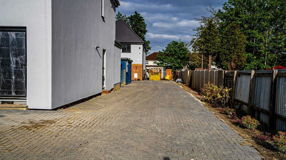 Exterior & Views 2, 4-Bed 3-Bath Haven Perfect for 8 Guests, Slough