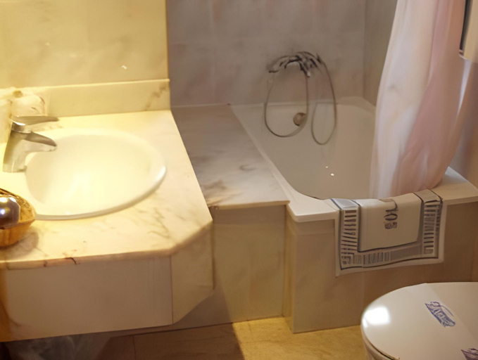 Bathroom 3, Aparthotel Solifemar, Barcelona