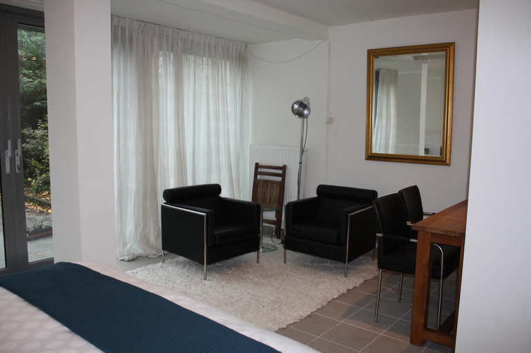 Others 3, At number 6, B&B or bed only, 150 mtr from tram stop 20 min to centre, Amsterdam
