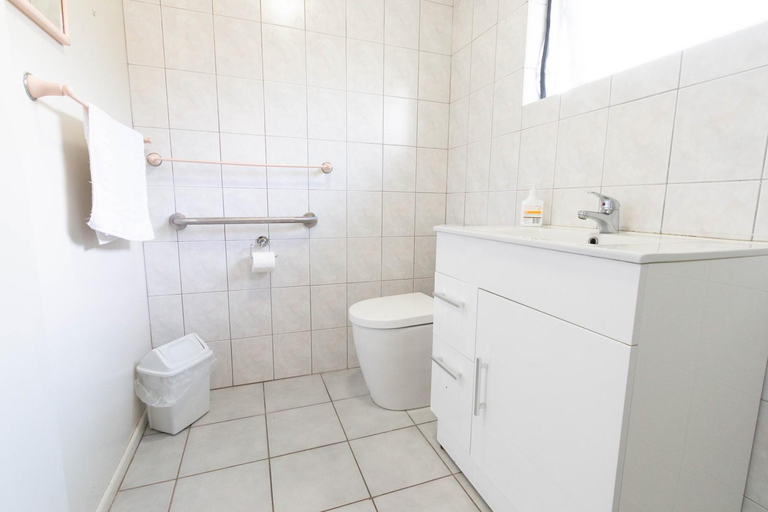 Bathroom 3, Jack & Di's Waiteti Lakefront Motel, Rotorua