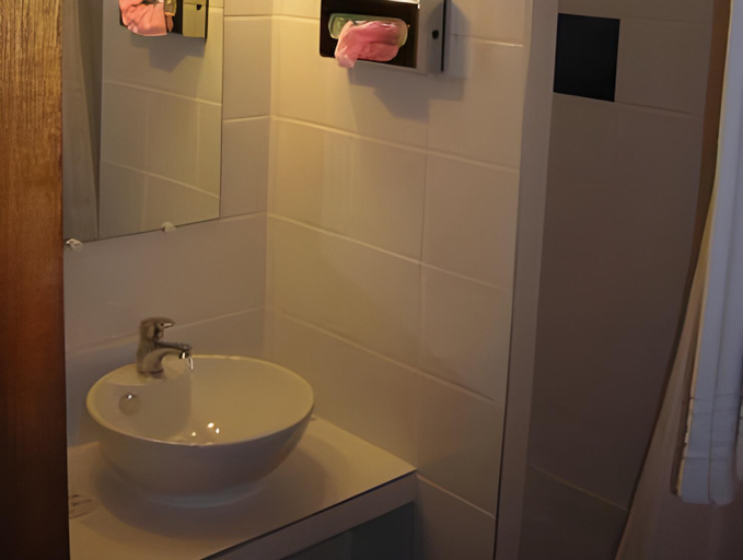 Bathroom 3, Hotel Azur Reims Centre, Marne