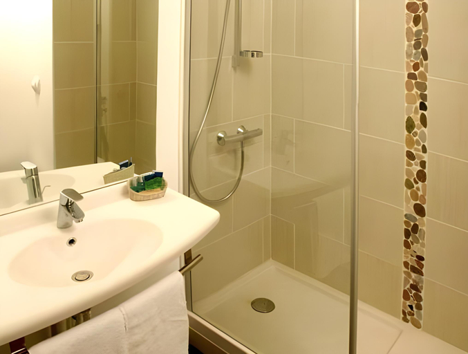 Bathroom 1, Hotel Balladins Bobigny, Seine-Saint-Denis