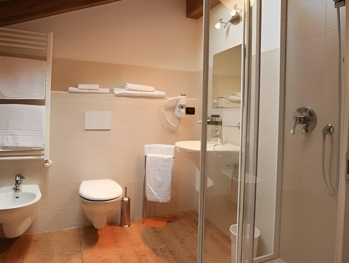 Bathroom 3, Hotel La Locanda, Varese