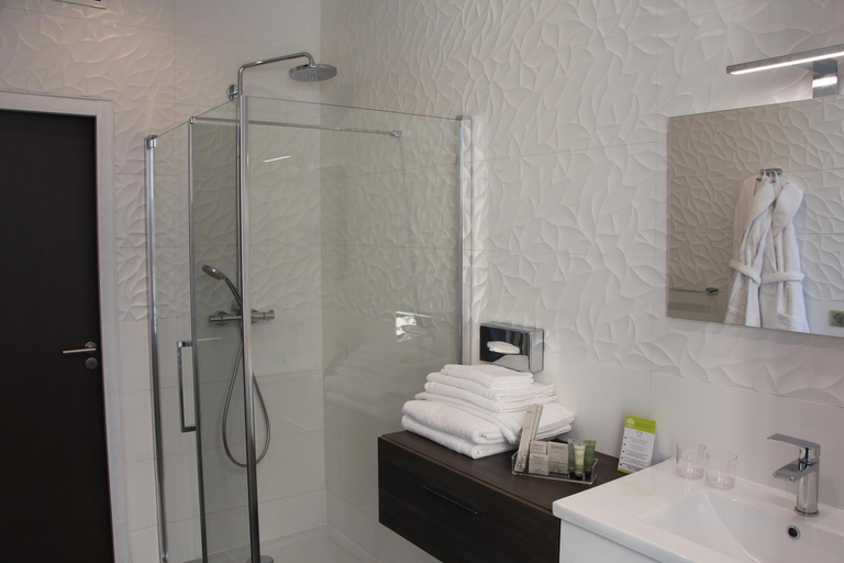 Bathroom 4, Hotel L'Esturgeon, Yvelines