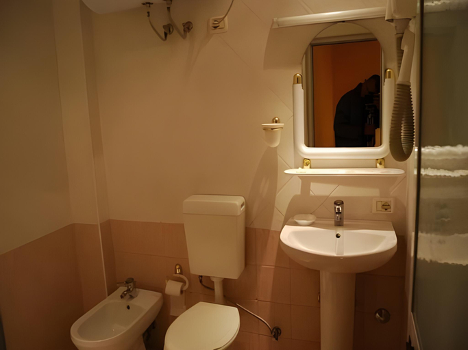 Bathroom 2, Hotel Pik Loti, Tirana