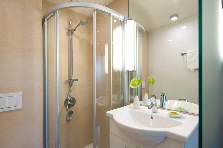 Bathroom 4, Hotel Maximilian - Stadthaus Penz, Innsbruck