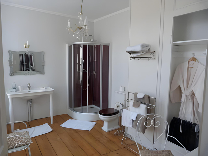 Bathroom 3, Bienvenue Chez Nous, Nord