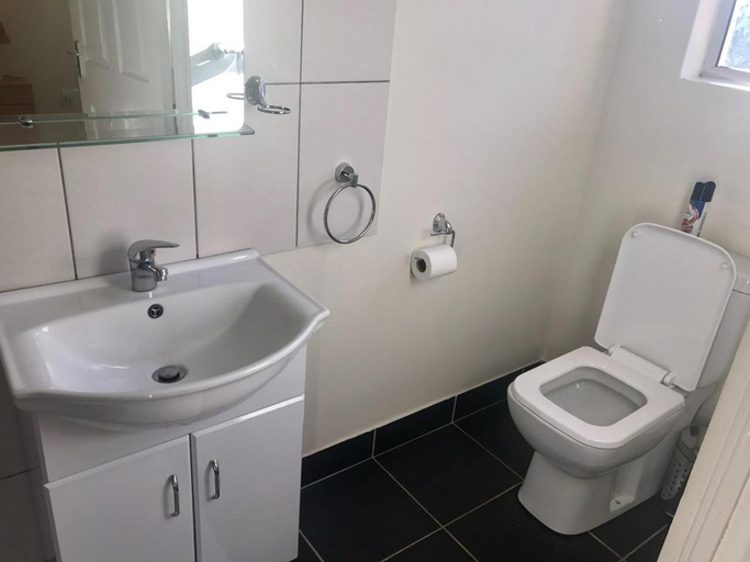 Bathroom 4, Anka Lodge, City of Johannesburg