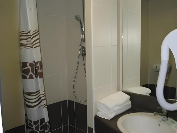 Bathroom 4, Kyriad Montpellier Saint Jean de Vedas, Hérault