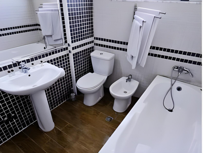 Bathroom 2, Hotel Lubjana, Tirana