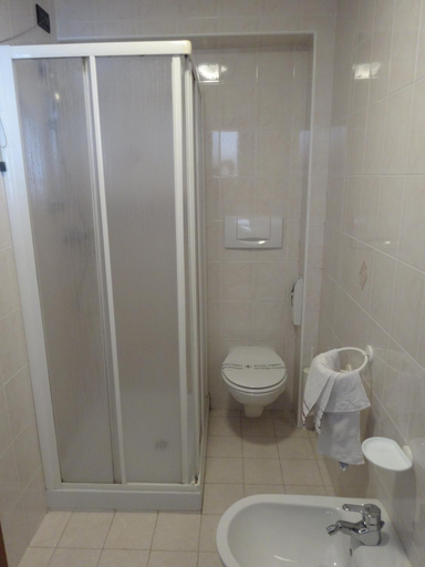 Bathroom 3, Hotel Genzianella, Belluno