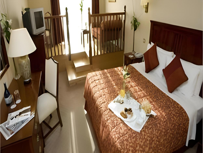 Bedroom 2, Court Yard Hotel