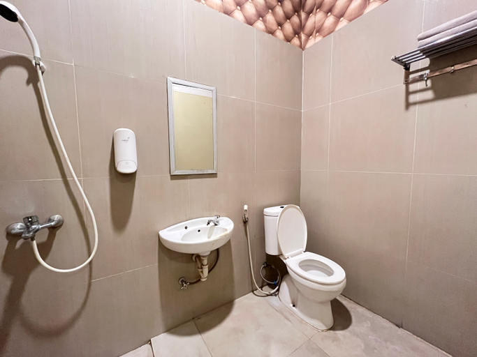 Bathroom 5, Louise Hotel, Deli Serdang