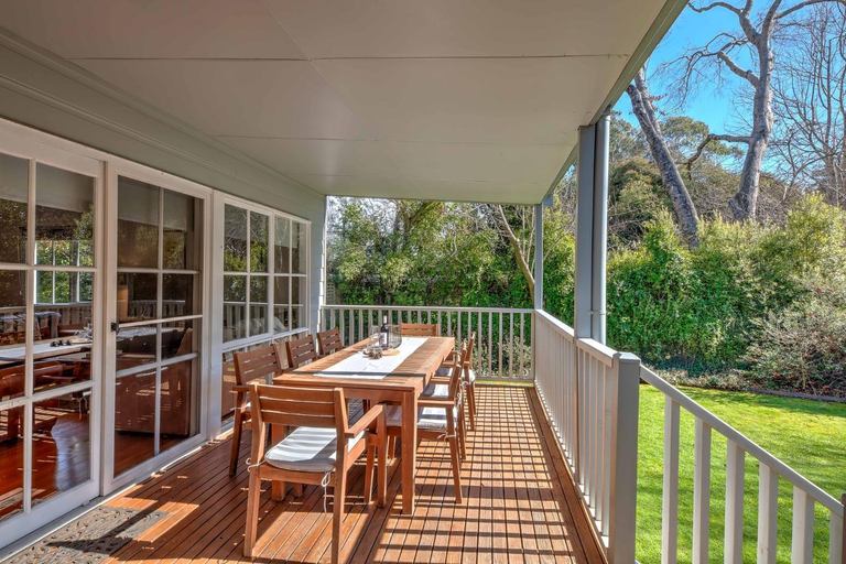 Corinda Cottage - 4 bedroom pet friendly five minute walk to town and Ovens River., Alpine - East