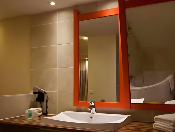 Bathroom 4, Hotel du Cheval Blanc - Paris Marne La Vallee, Seine-et-Marne