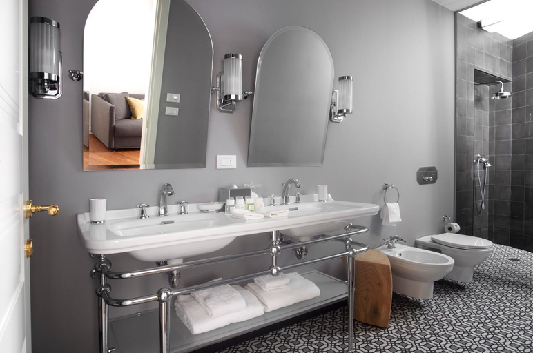 Bathroom 4, Butterfly Boutique Rooms, Verona
