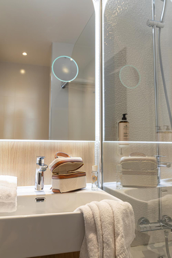 Bathroom 3, Hotel Albert 1er Nice, Alpes-Maritimes