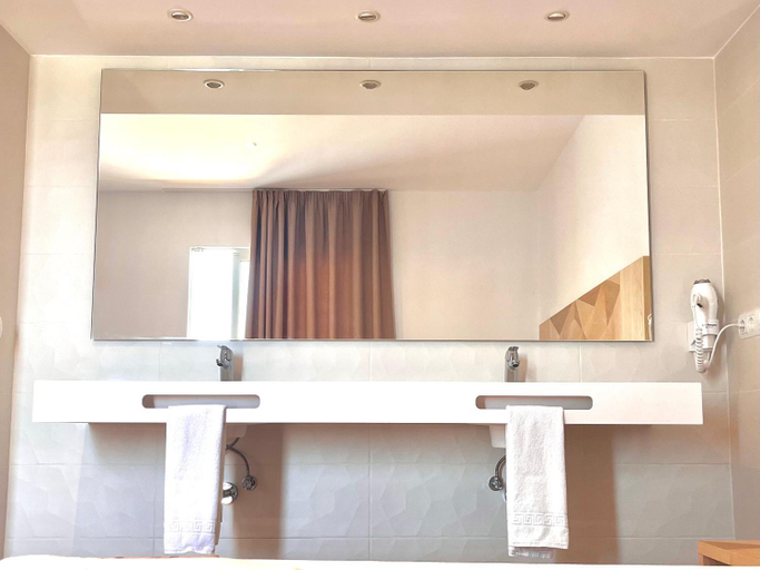 Bathroom 4, Apartamentos Playa Sol, Baleares