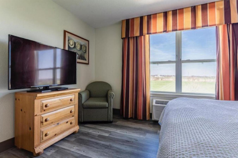 Bedroom 3, Lancaster Inn and Suites, Lancaster