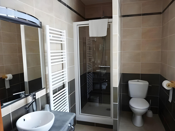 Bathroom 4, Logis Hotel Au Relais Nivernais, Nièvre
