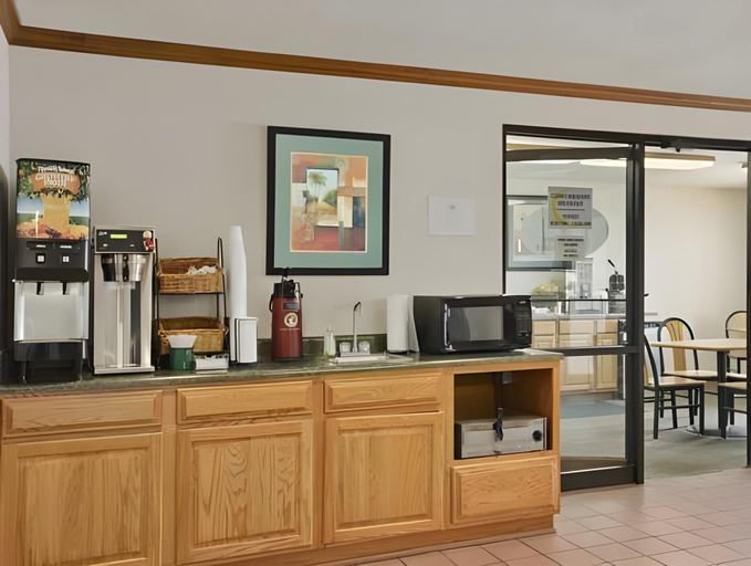 Food & Drinks 5, Super 8 by Wyndham Peoria, Peoria