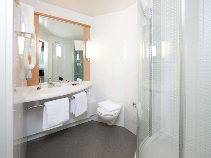 Bathroom 4, ibis Geneve Centre Nations, Genève