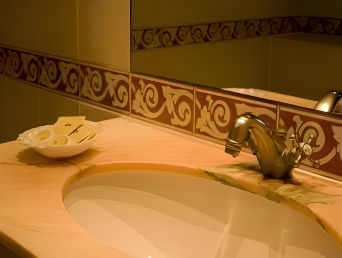 Bathroom 3, Hotel des 4 Soeurs, Gironde