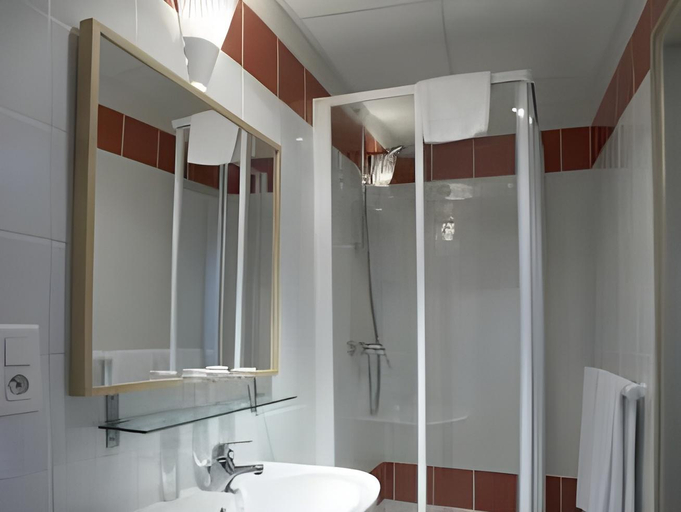 Bathroom 4, Hôtel des Alpes, Haute-Savoie
