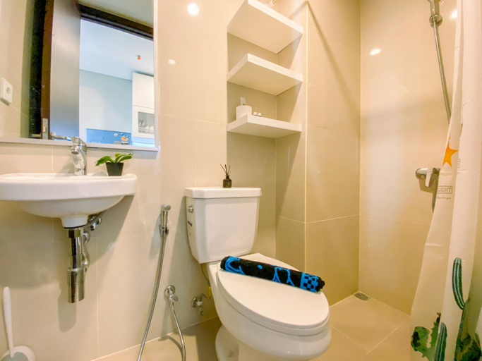 Bathroom 5, Cozy and Enjoy Living Studio at Vasaka Solterra Apartment By Travelio, Jakarta Selatan