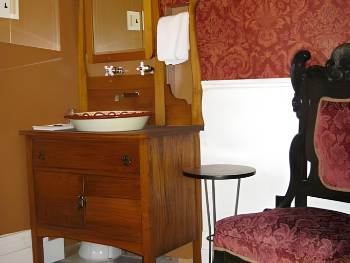 Interior view 5, Wakamow Heights Bed and Breakfast, Division No. 7