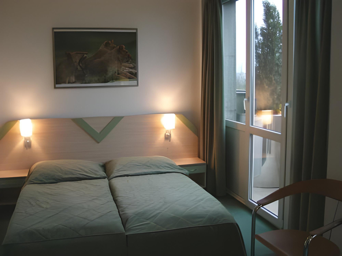 Bedroom 2, Logos, Warsaw
