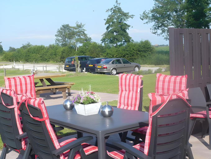 Food & Drinks 3, holiday home with private terrace, Skarsterlân